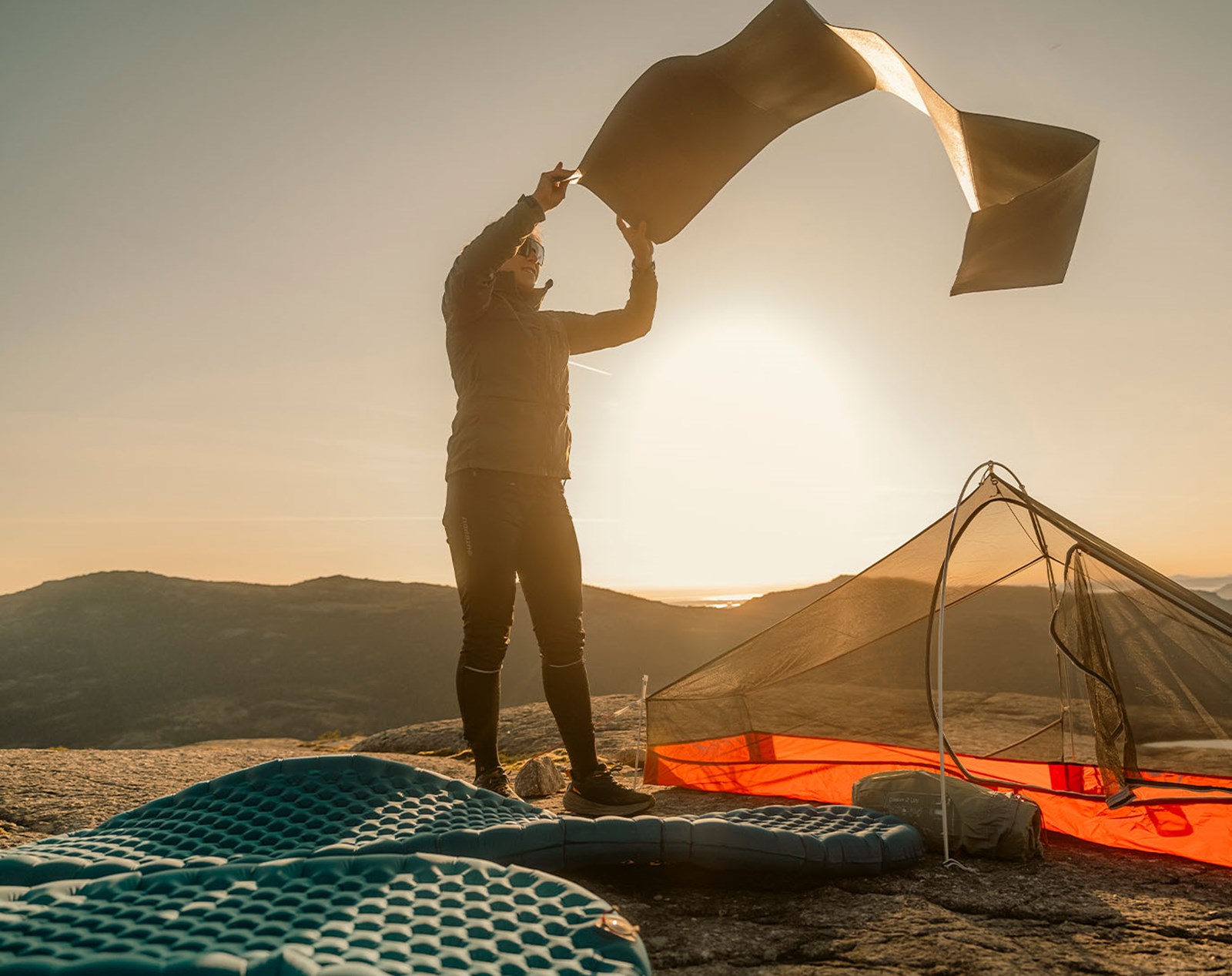 Kvinde ryster sit liggeunderlag.