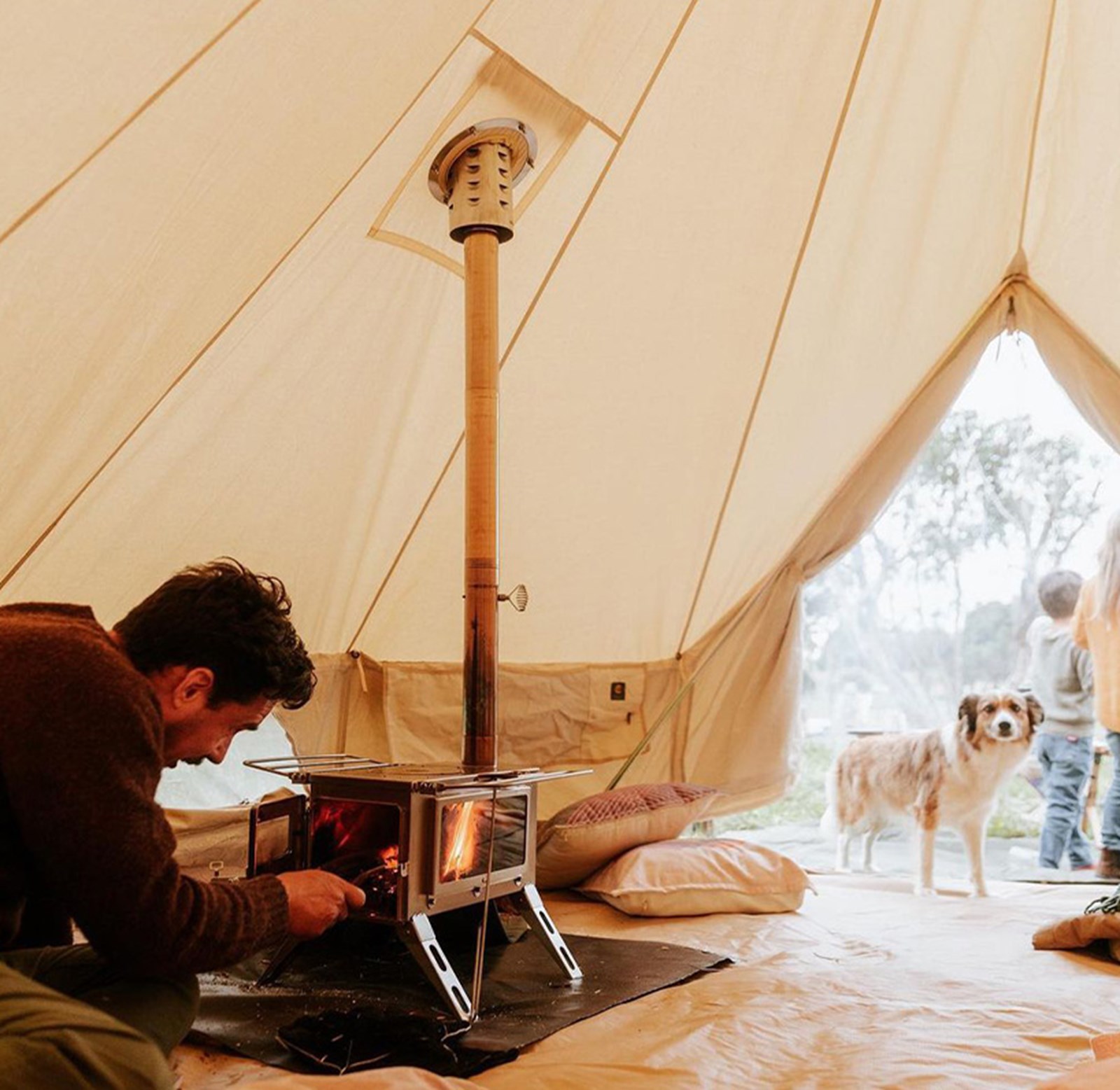 Mand tænder op i teltovn