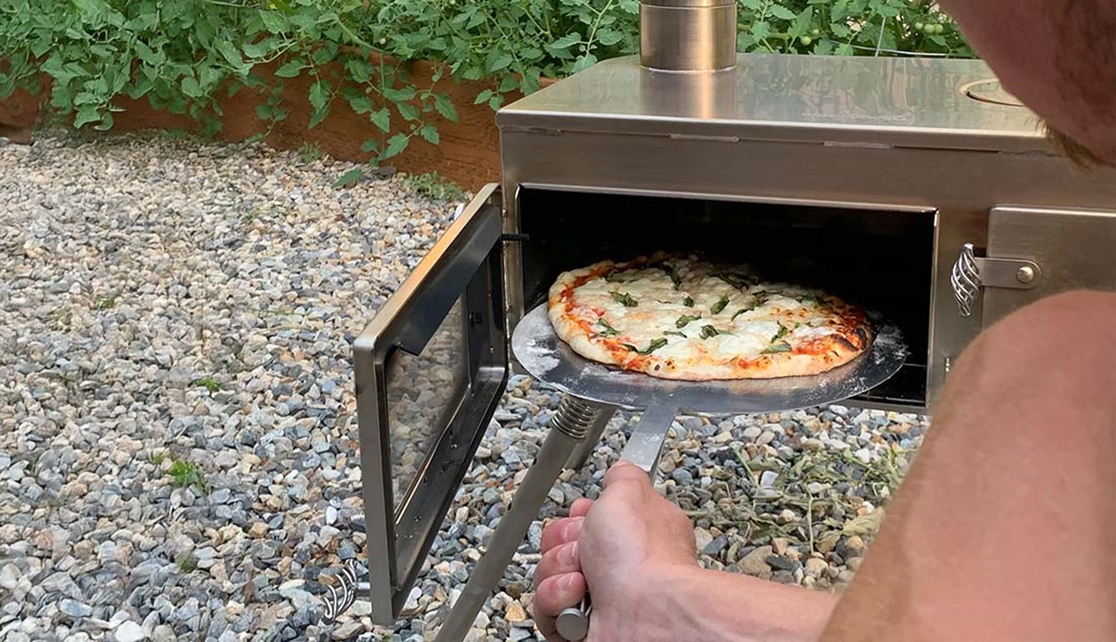 mand laver pizza i teltovn