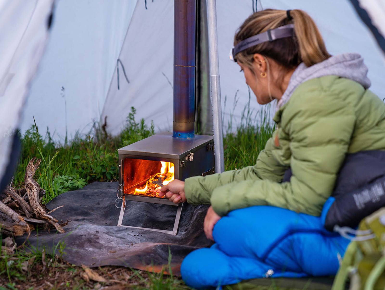 Dame i telt med teltovn