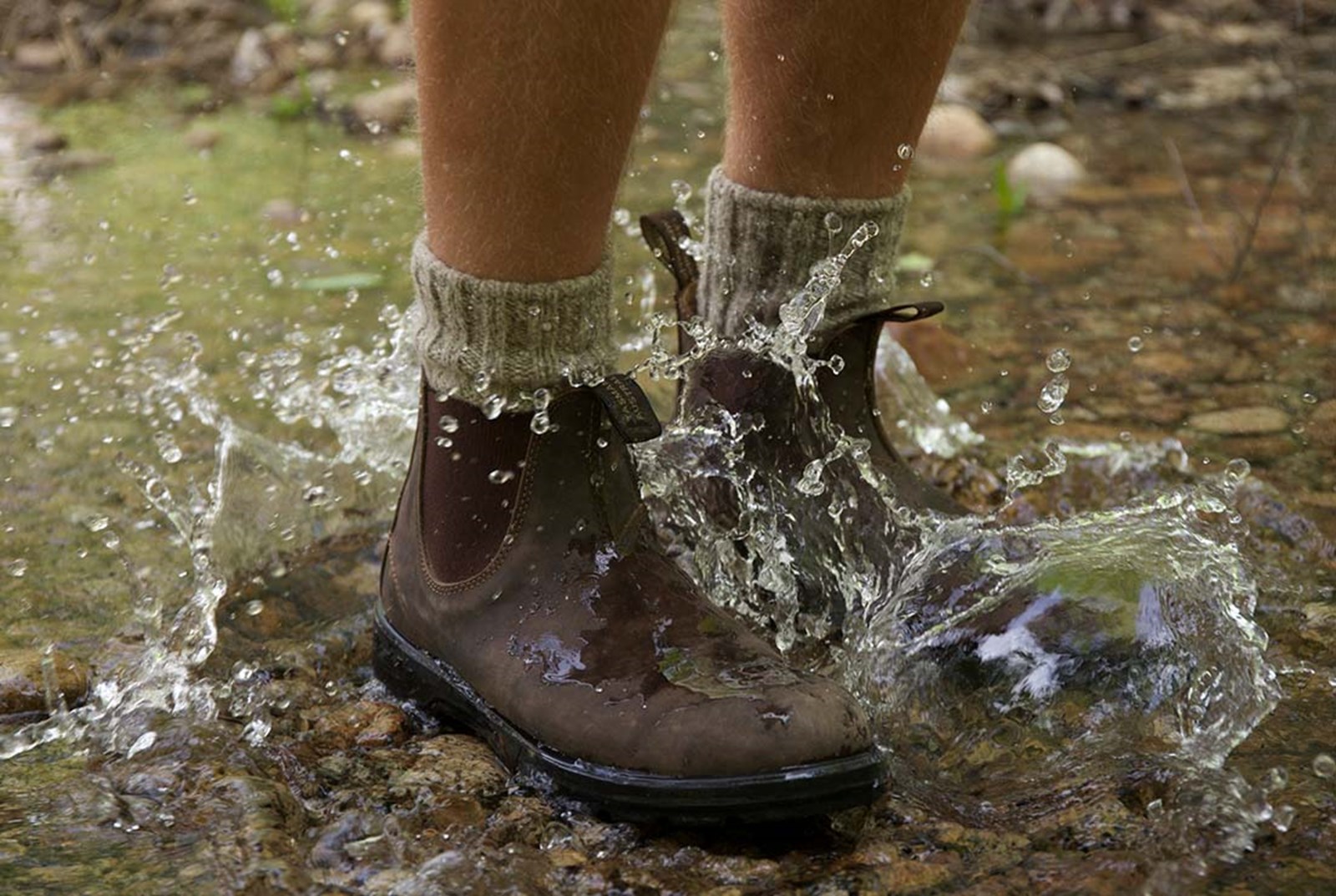 Person i vandpyt med Blundstones på.