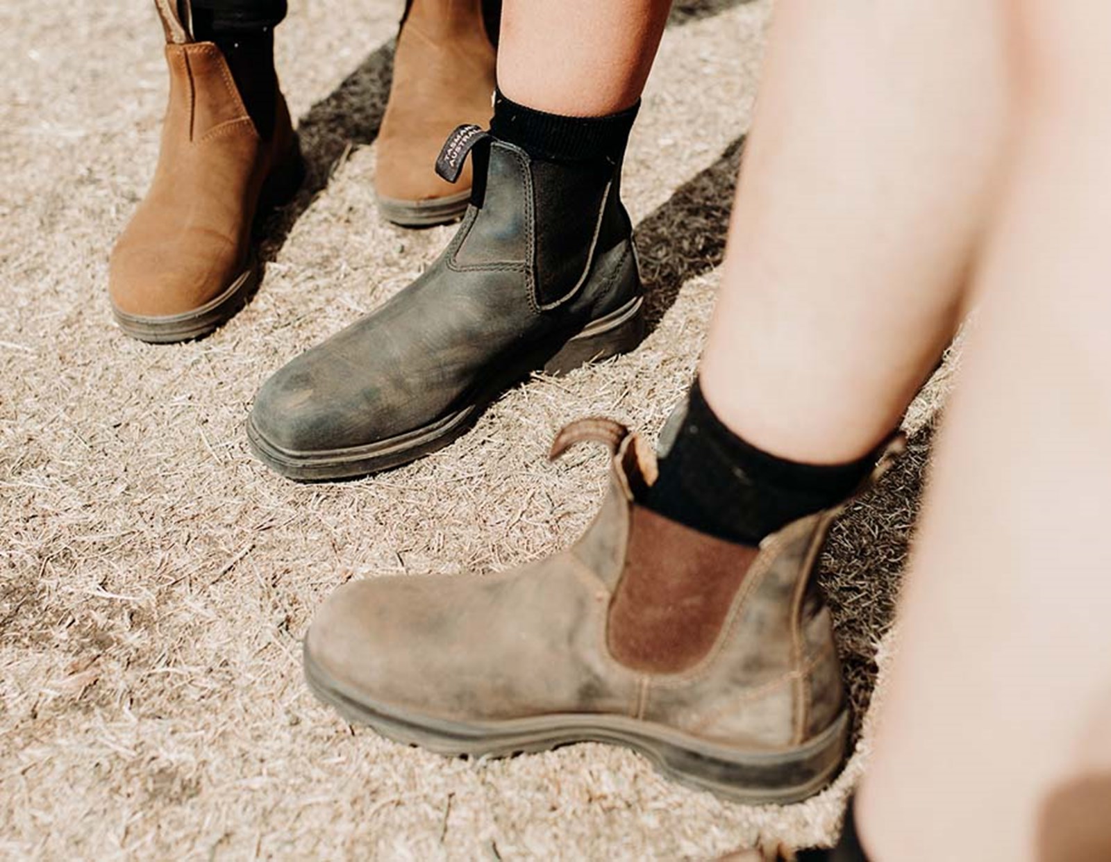 Tre personer med Blundstone støvler på.