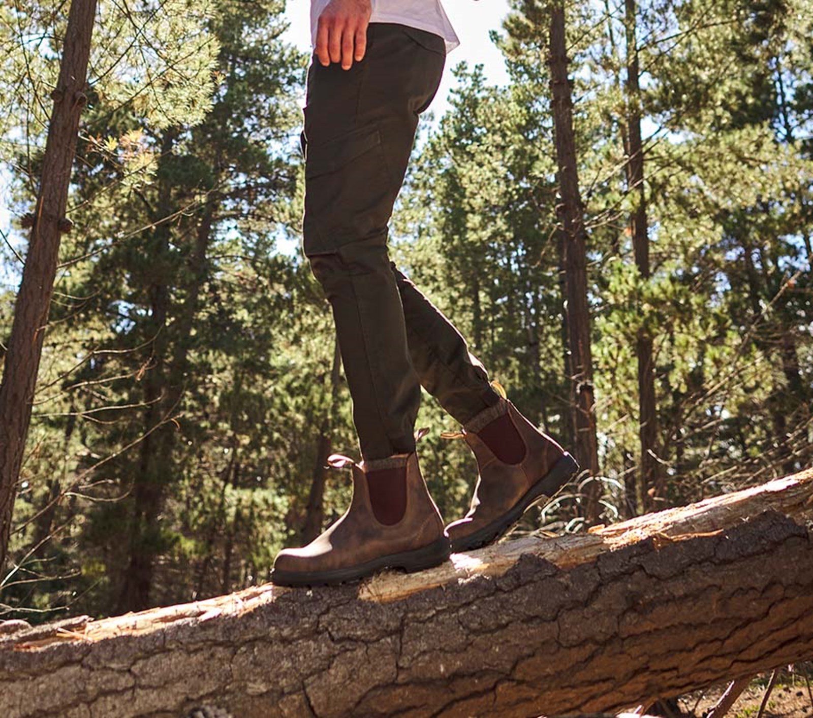 Person på skovtur i sine Blundstones.