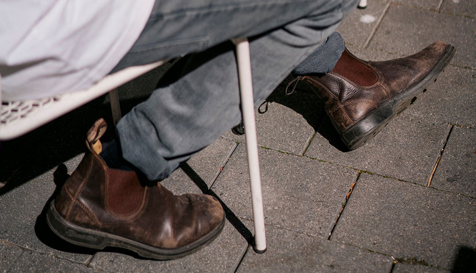 Person der har sine Blundstones på i bylivet.