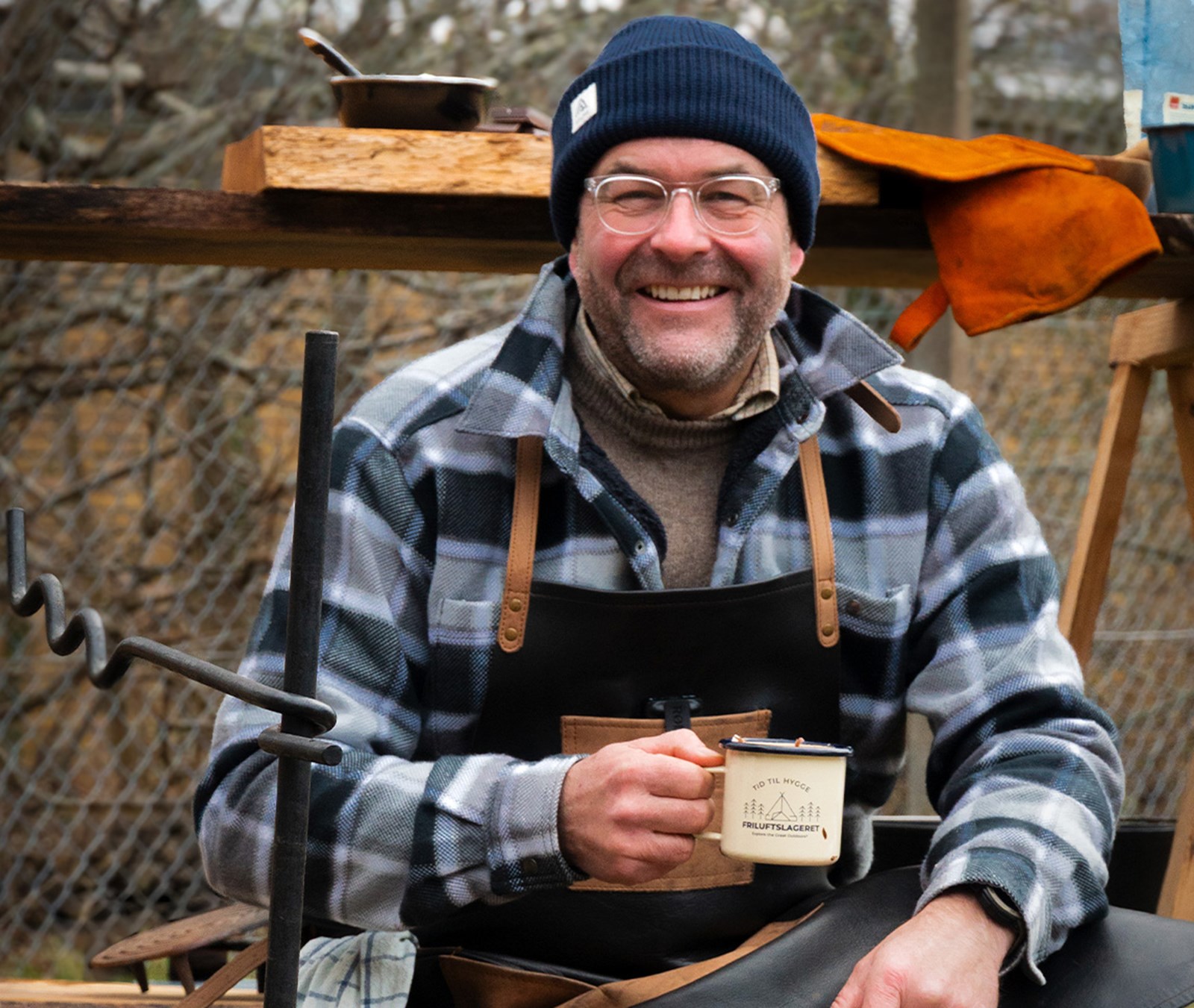 Billede af kokken Ben, der sidde udenfor med en kop kaffe.