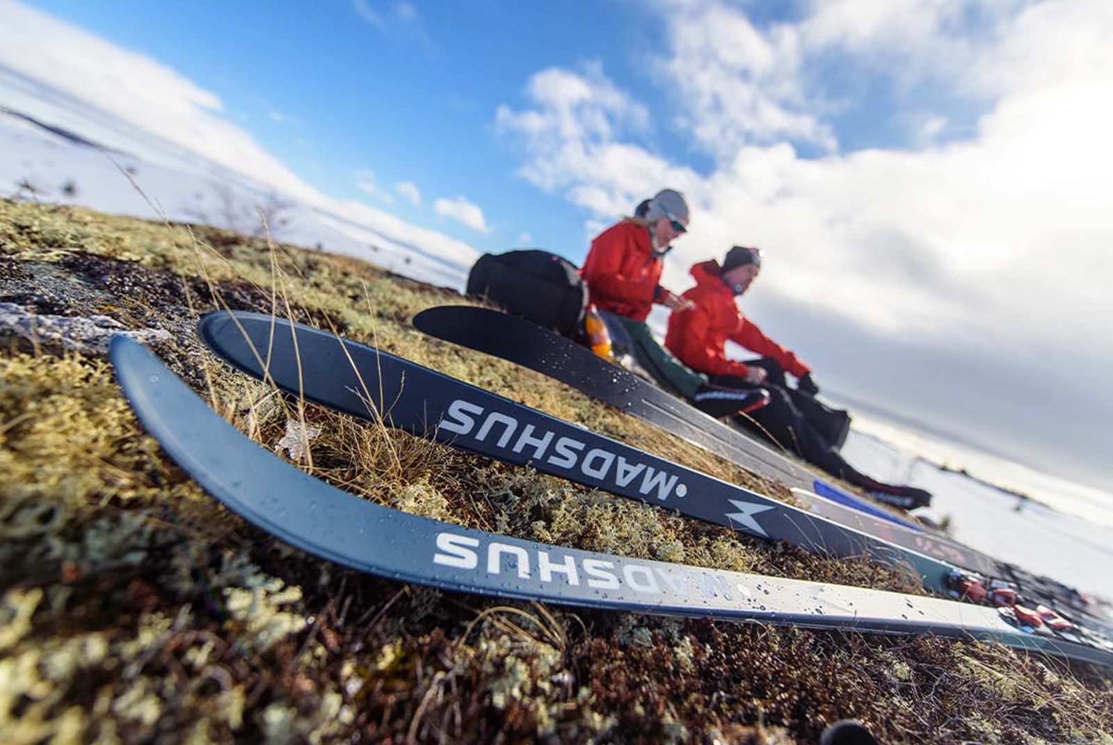 To personer der tager pause fra fjeldskiene.