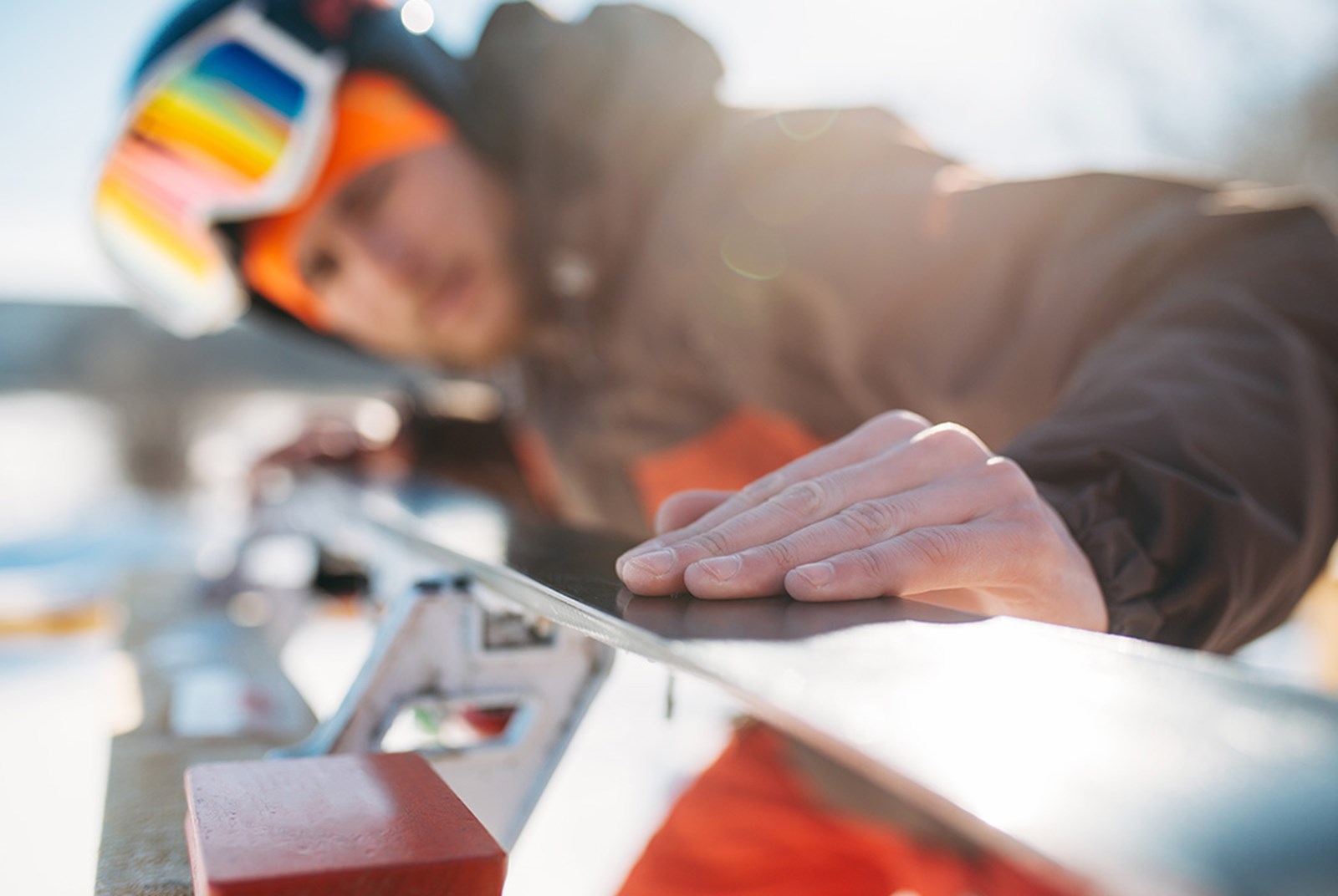 Person der tjekker sine skisåler.