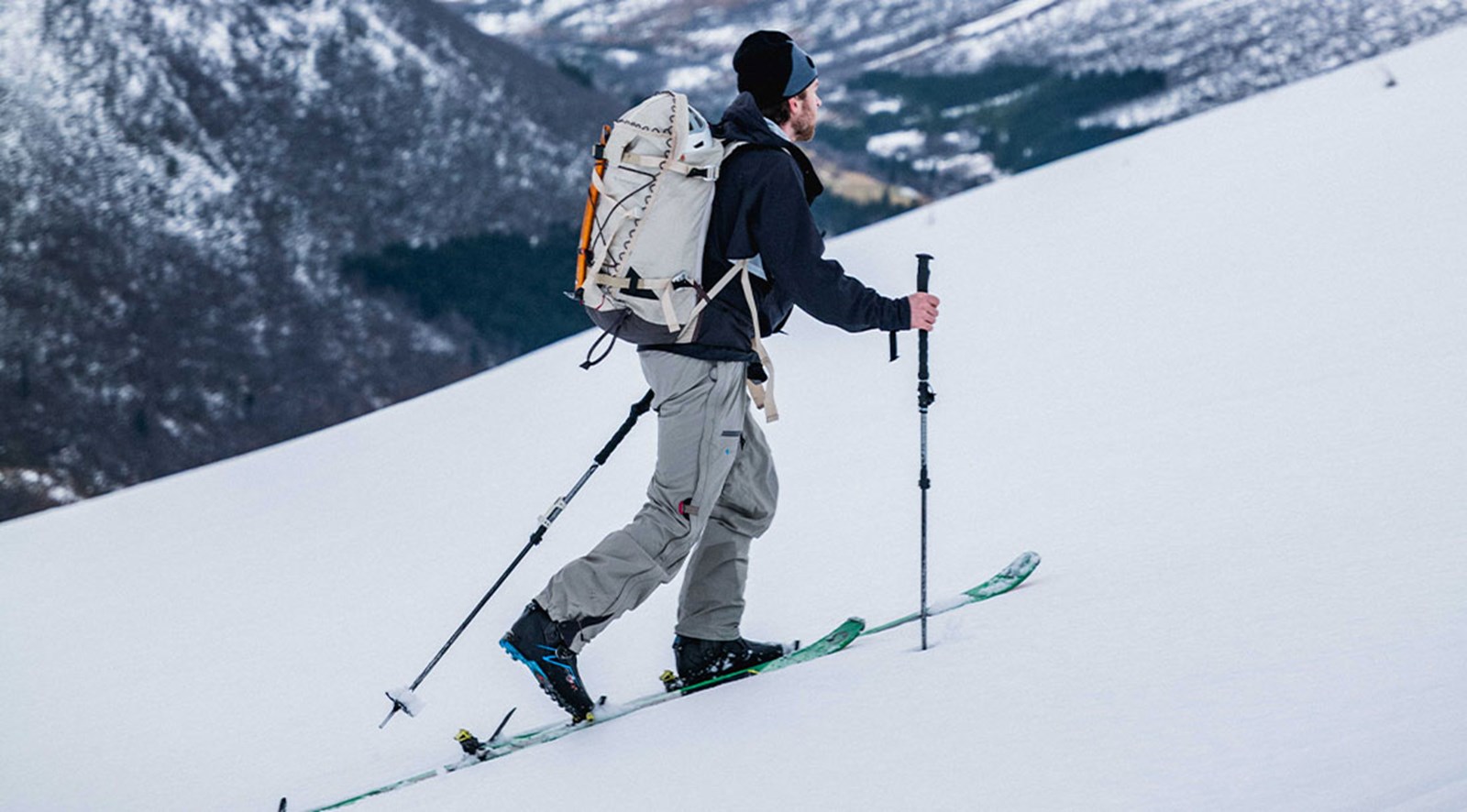 Person på vej opad på sine fjeldski.