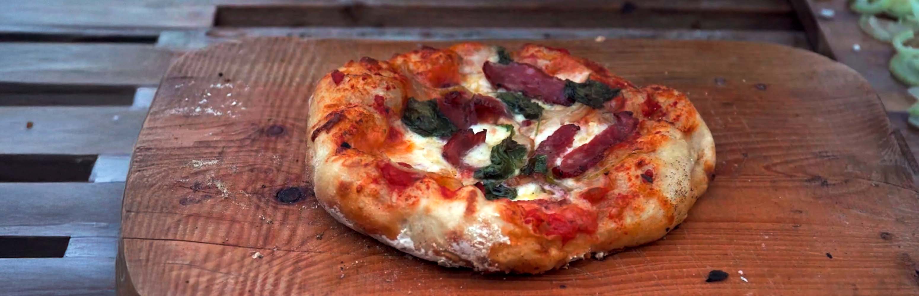 Sprød bålpizza i Dutch Oven