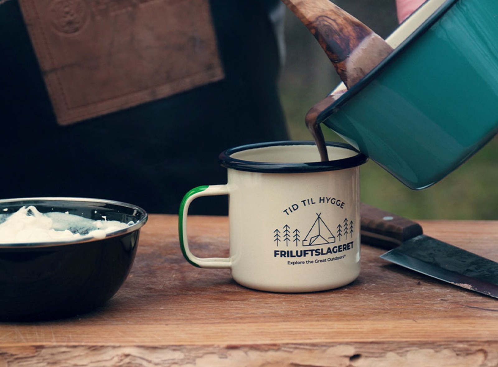 Opskrift på varm chokolade med flødeskum på bål.