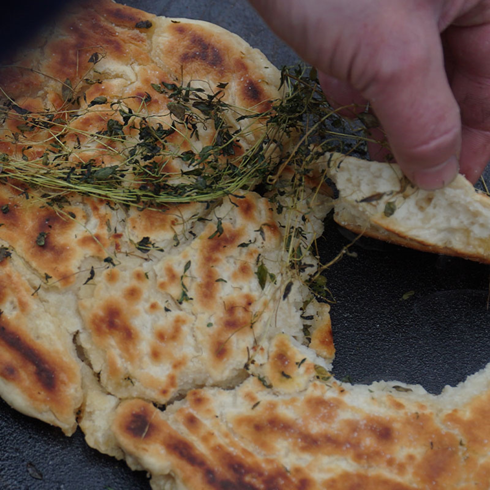 Opskrift på madbrød med hvidløg og timian.