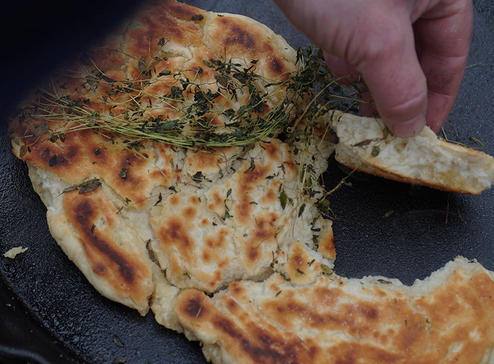 Opskrift på madbrød med hvidløg og timian på bål.