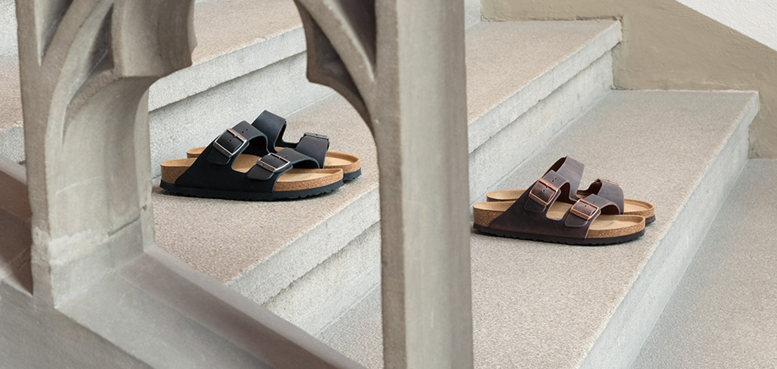 Arizona modeller placeret på en trappe.