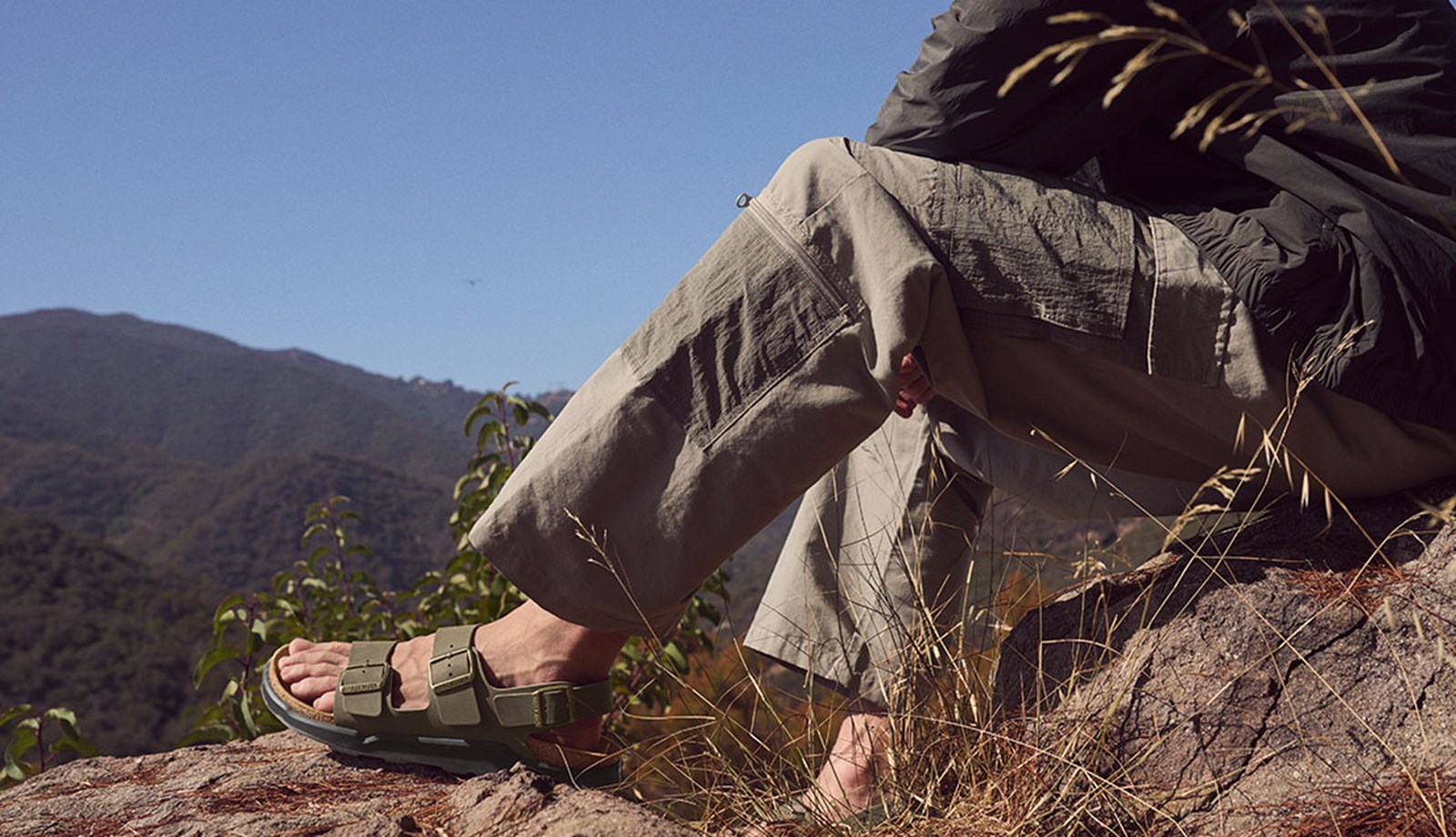 Person i det fri med Birkenstock sandaler på.
