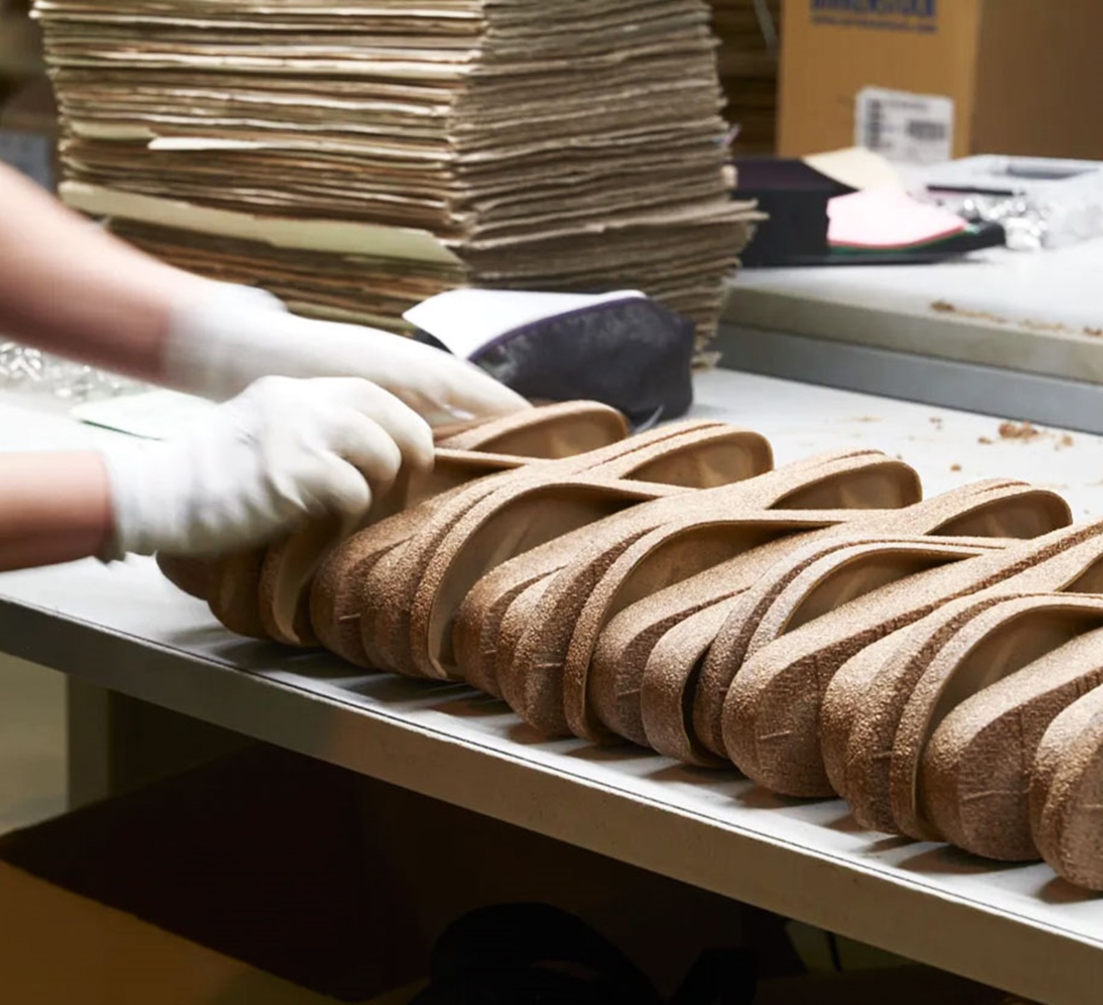 Billede at person der producerer Birkenstocks klassiske fodseng.