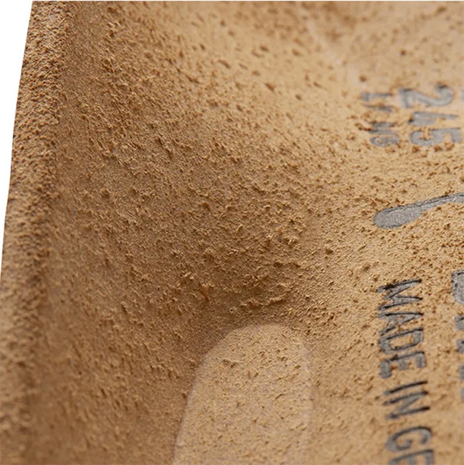 Nærbillede af den udvendige langsgående svangstøtte i fodsengen.