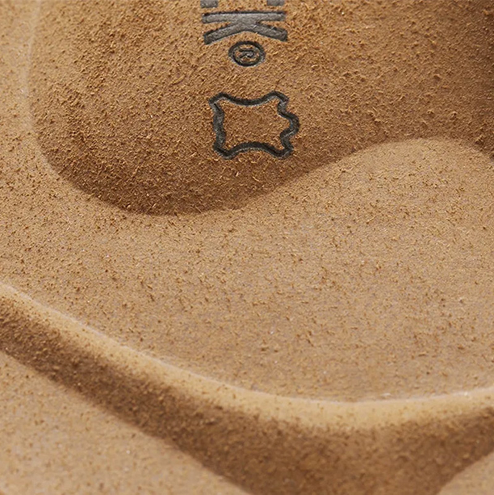 Nærbillede af den tværgående svangstøtte i fodsengen.