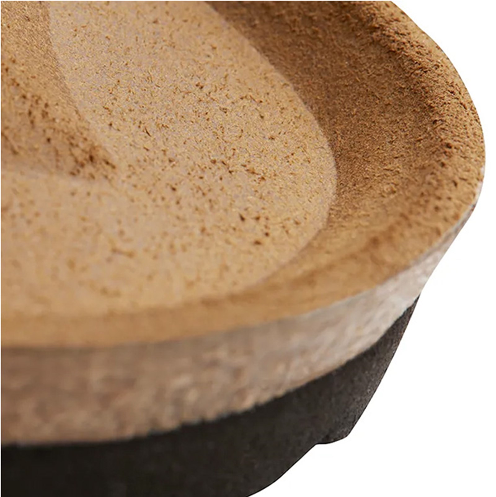 Nærbillede af den hævede kant på fodsengen.