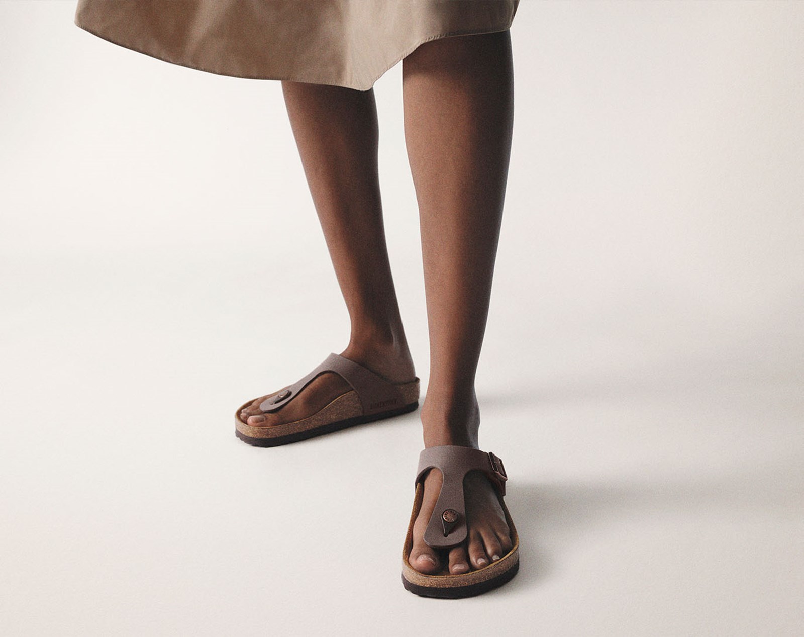 Birkenstock Gizeh på model.