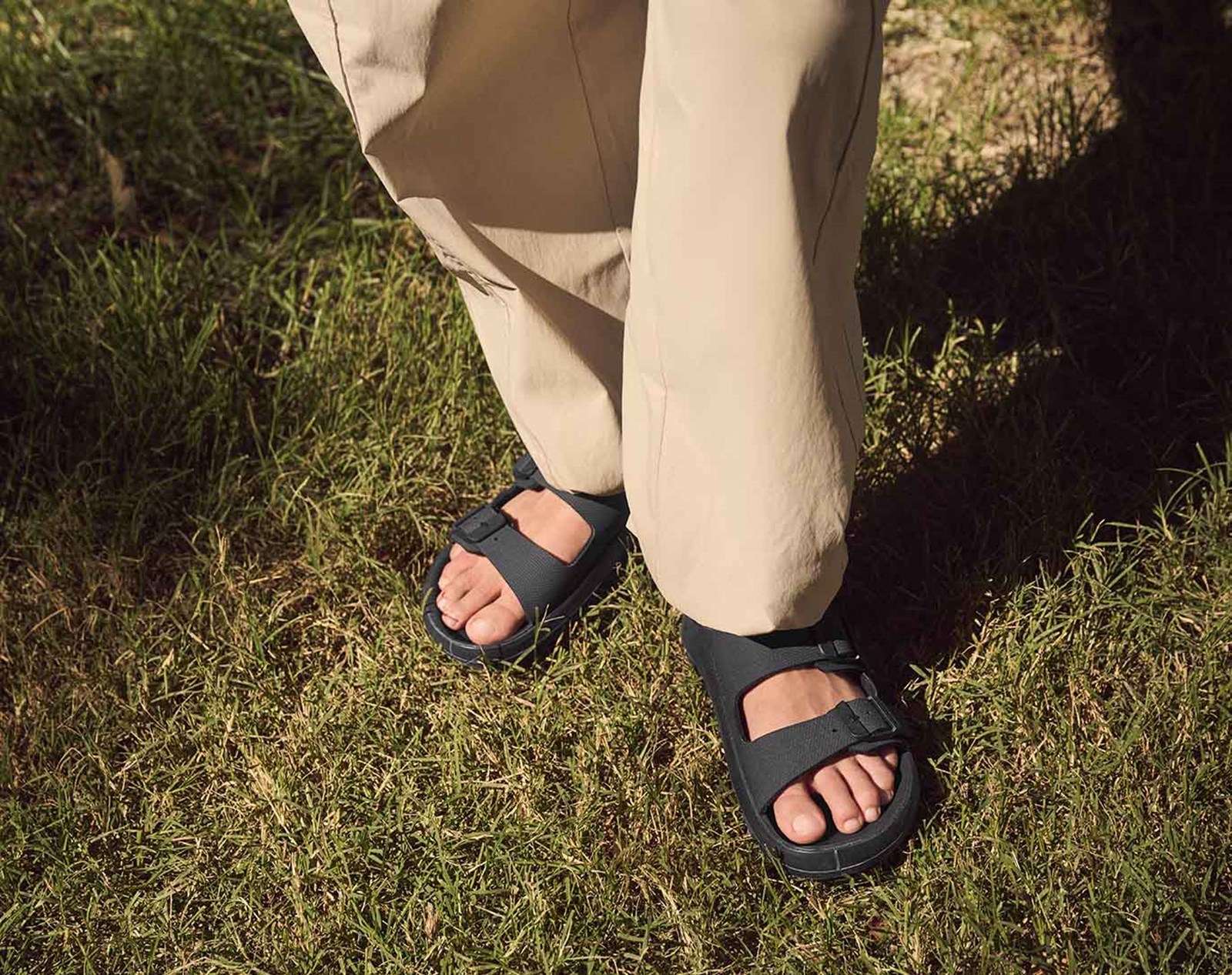 Birkenstock sandaler i græsset.