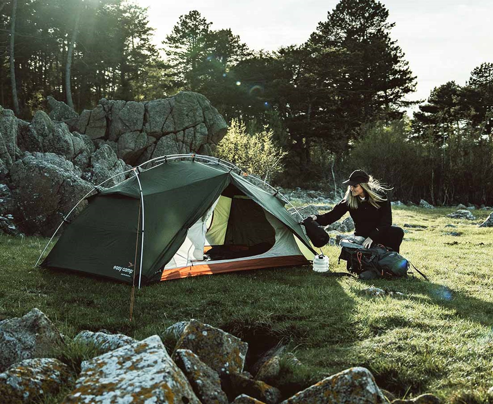 Kvinde med sit Easy Camp telt.