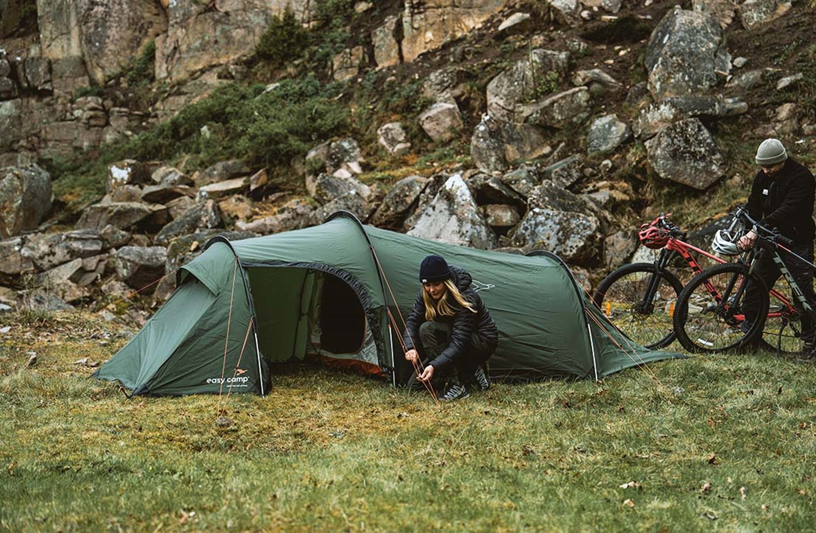 Et bikepacking par der sætter deres easy camp telt op.