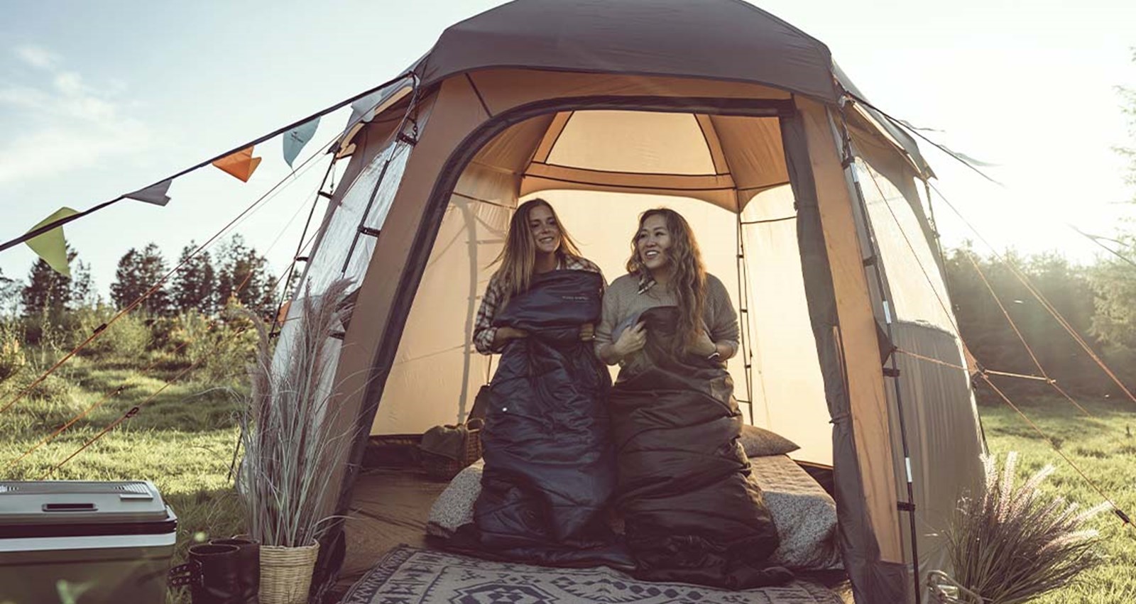 To personer i Easy Camps Yurt.