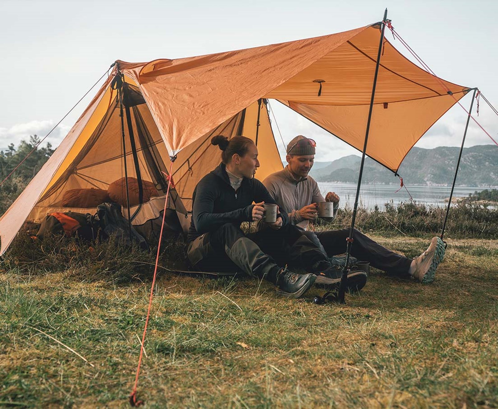 To personer med Via Ul teltet slået op med porch mode, så der kan laves mad i tørvejr.