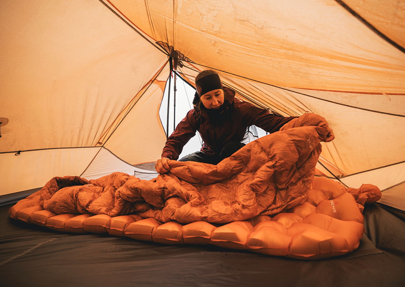 Sovepose og liggeunderlag fra Robens UL-kollektion i brug.