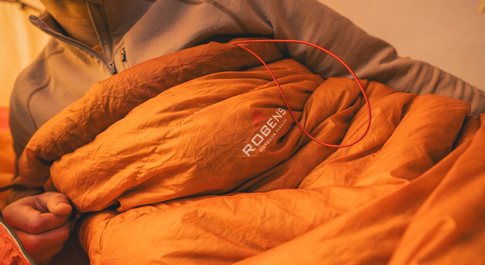 Nærbillede af Scoria soveposen i brug.