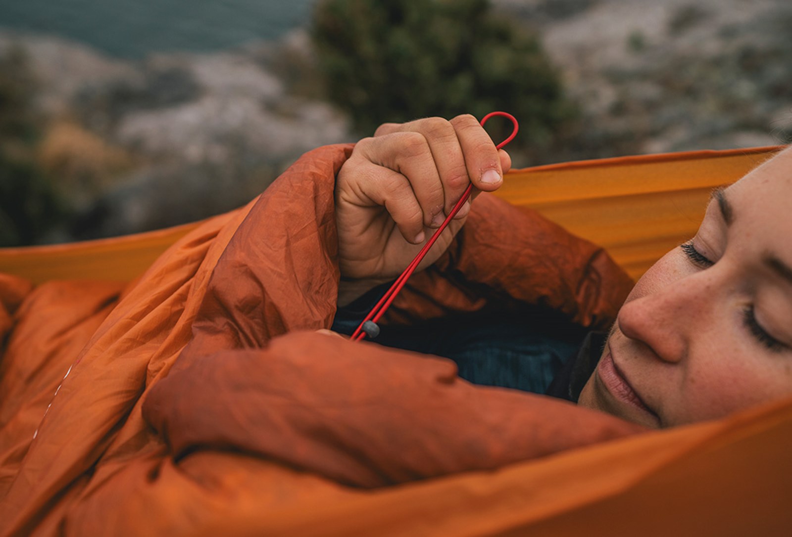 Nærbillede af den indvendige snoretræk i soveposen og quilten fra Robens Ul-kollektion.