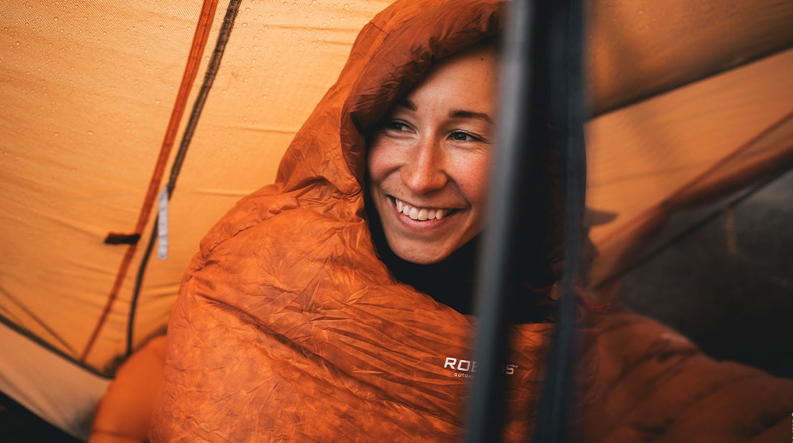 Person pakket ind i Scoria soveposen.