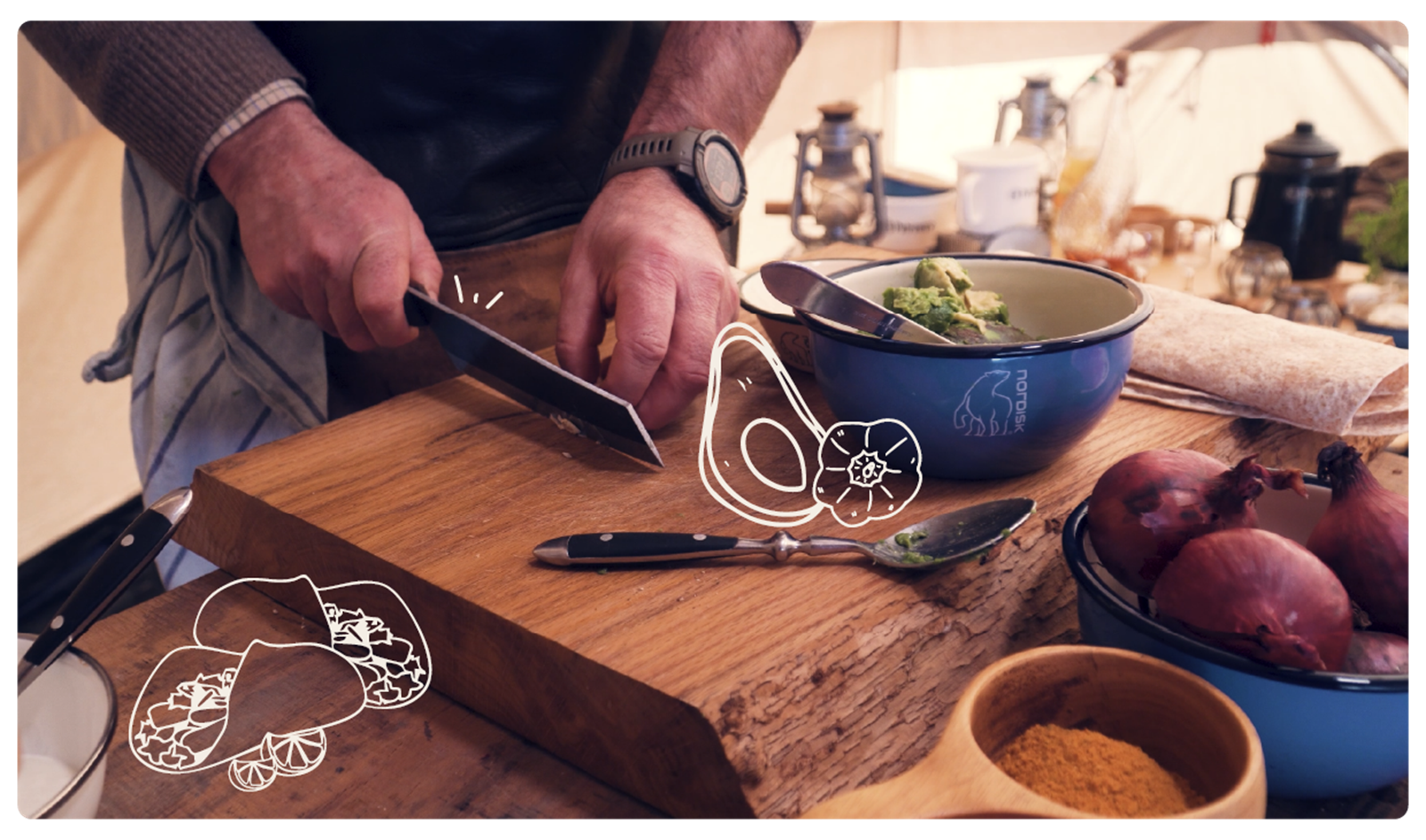 Stemningsbilleder af ingredienser og færdige pizza i dutch oven.