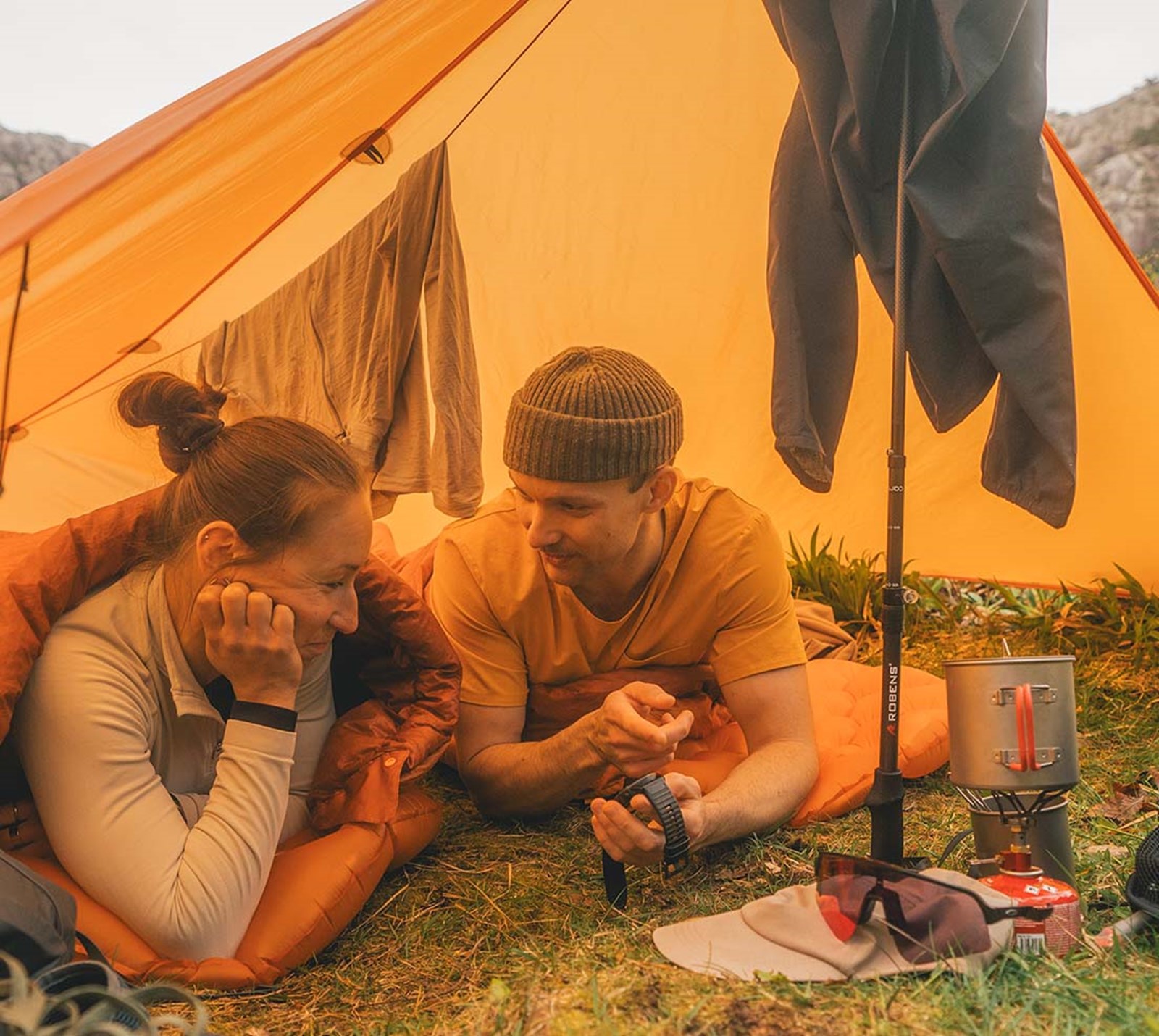 To personer i under en Robens UL Tarp.