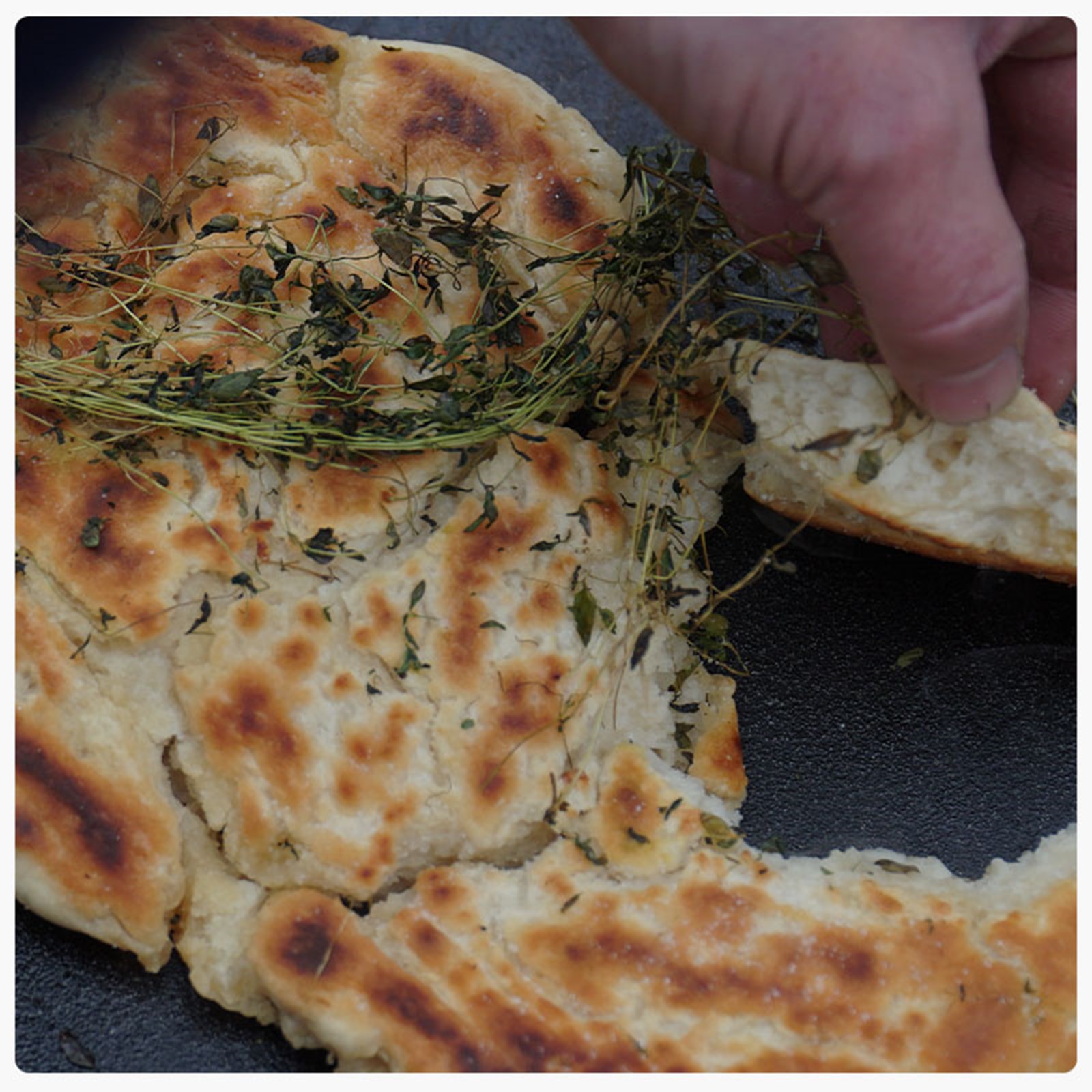 Opskrift på madbrød med hvidløg og timian.