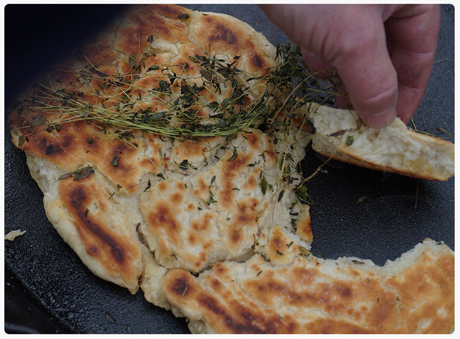 Opskrift på madbrød med hvidløg og timian.