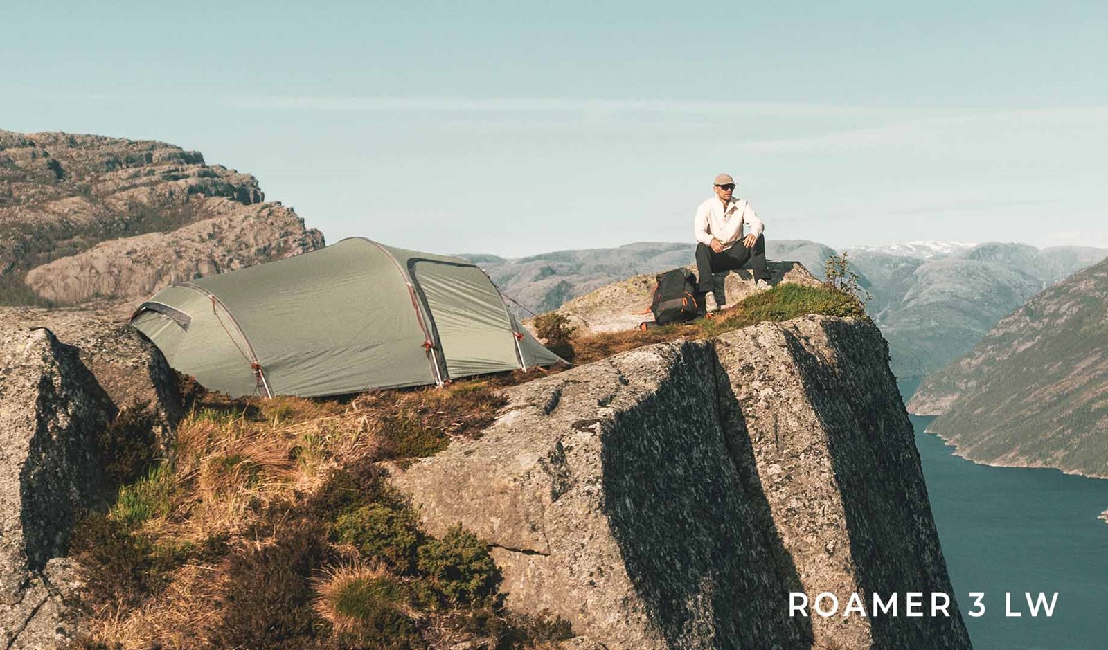 Man på klippe med sit Roamer 3 LW telt.