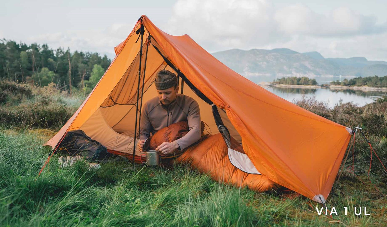 Person i et Via 1 UL telt ude i naturen.