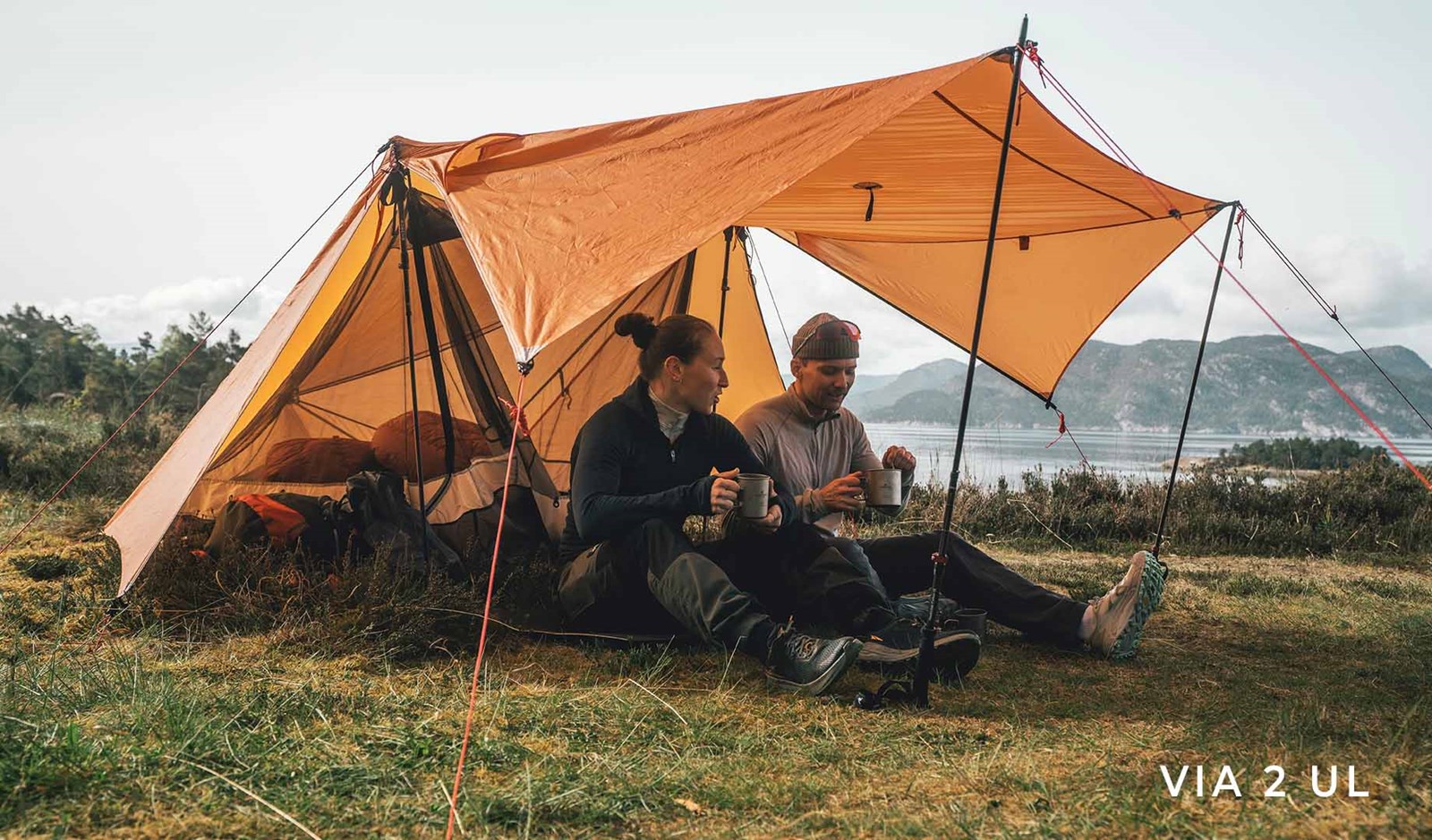 To personer under en Via 2 UL telt, med Porch mode på.