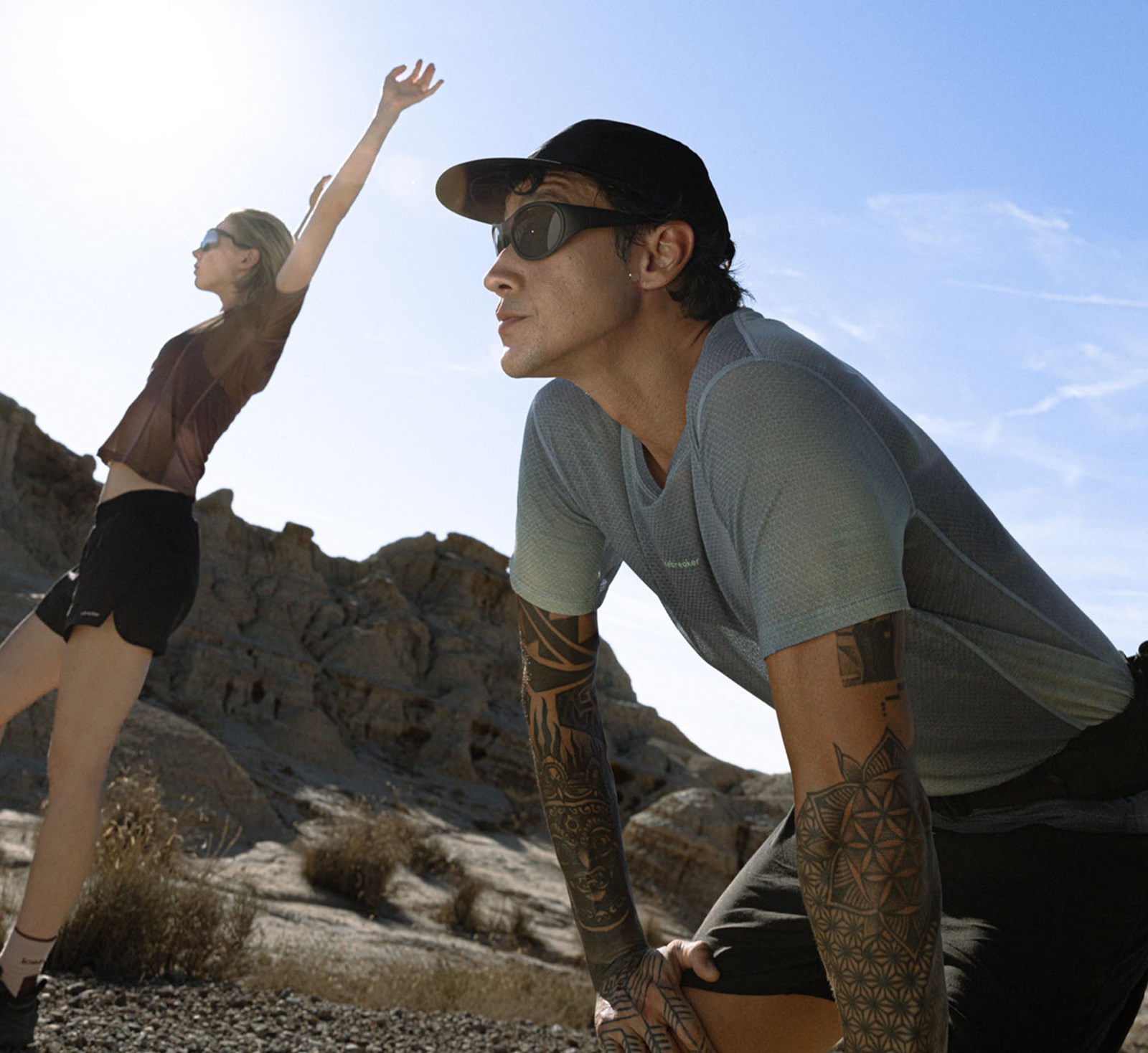 To personer udenfor i Icebreaker tøj.