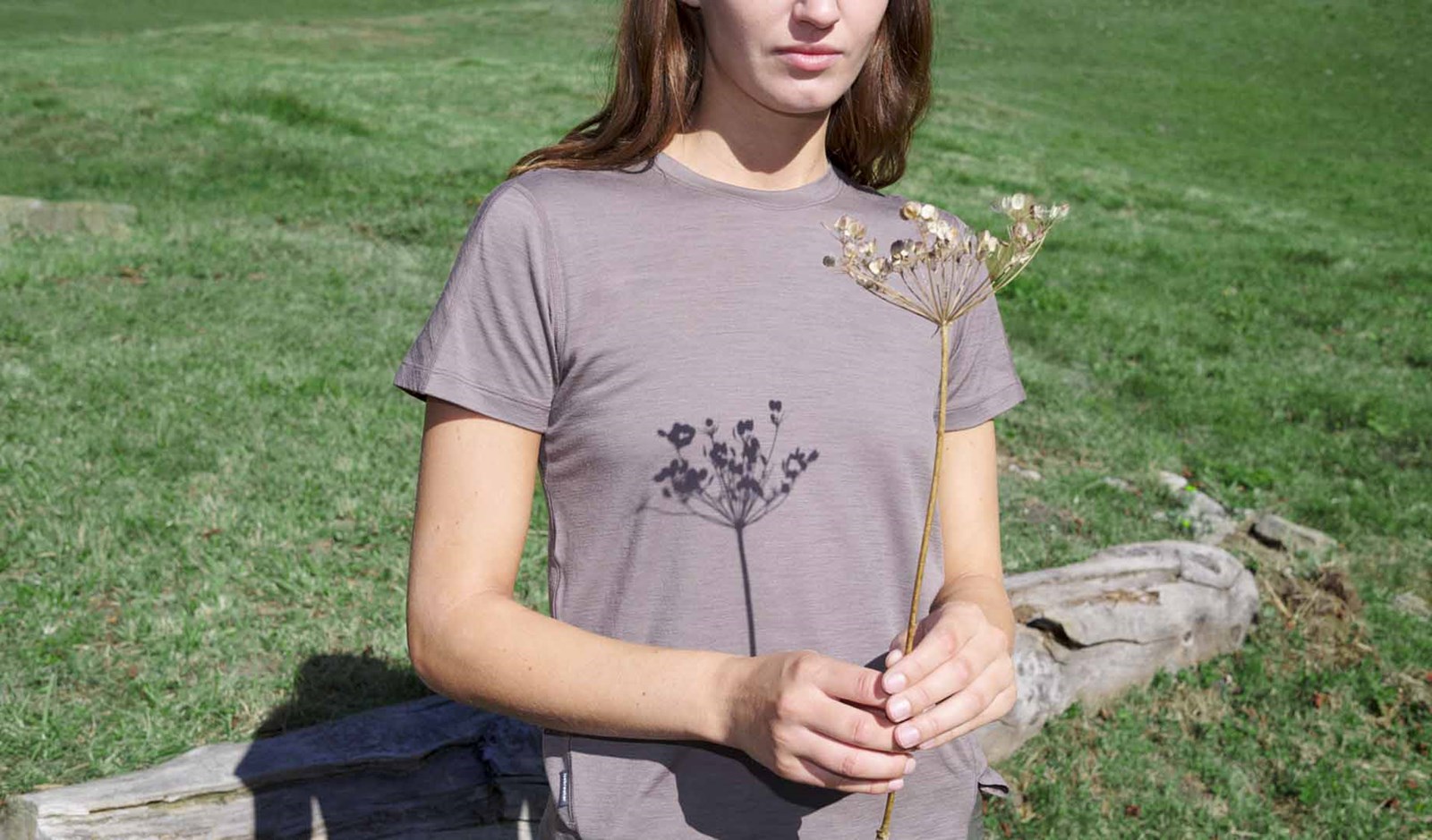 Kvinde i Icebreaker t-shirt.