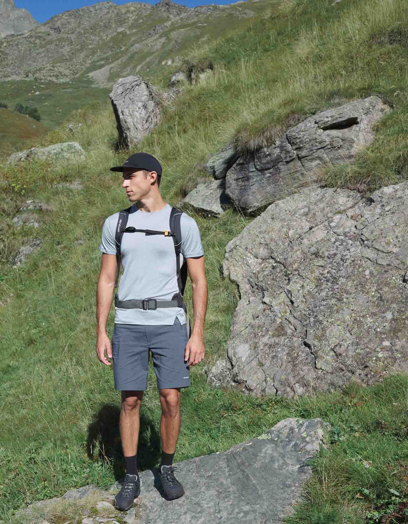 Mand i en Icebreaker Merino 150 Tech Lite T-shirt.