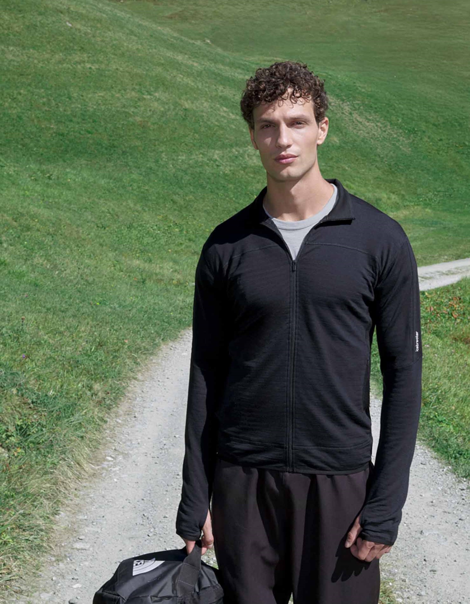 Mand i en Blend 300 RealFleece Descender trøje.