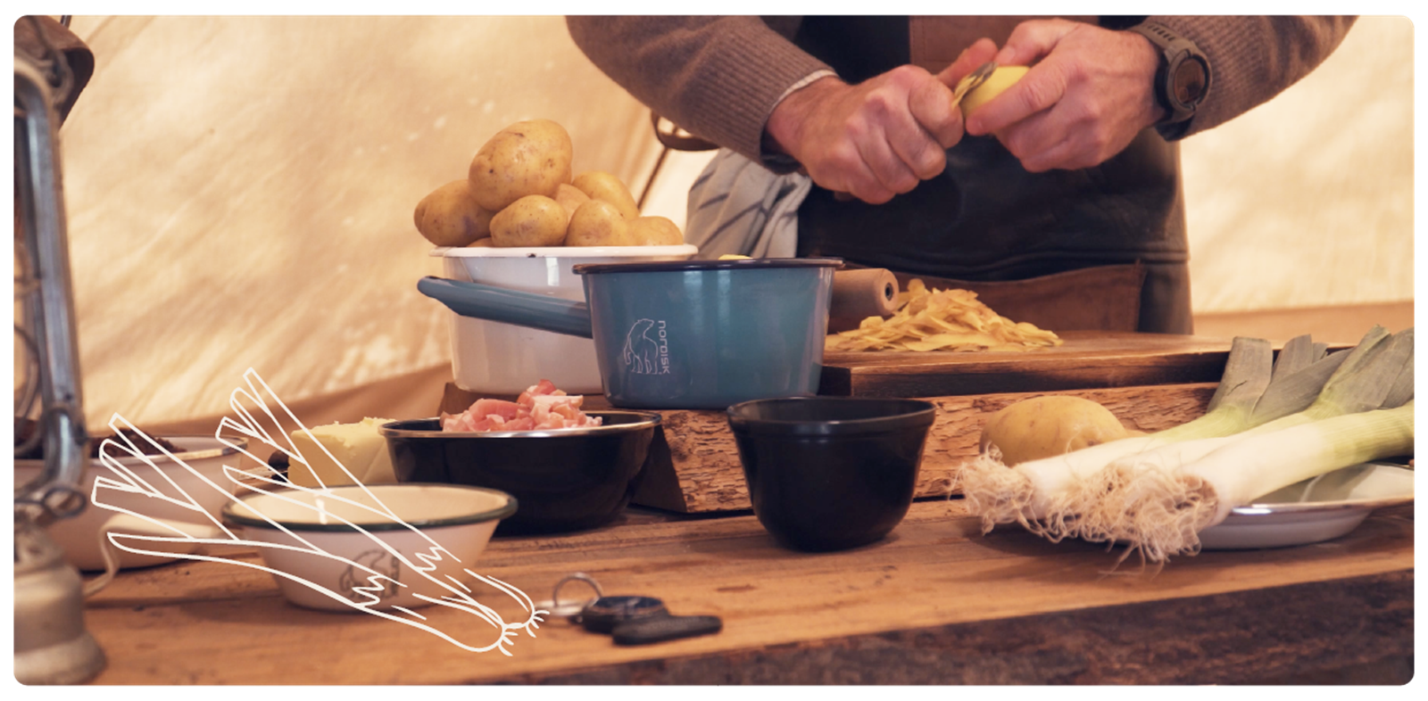 Stemningsbilleder af ingredienser og færdige pizza i dutch oven.