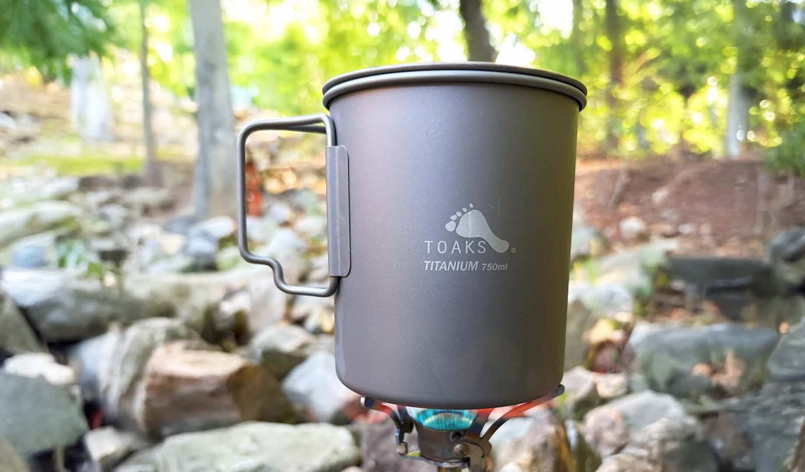 En 750 ml  Toaks gryde på en lillebrænder i naturen.