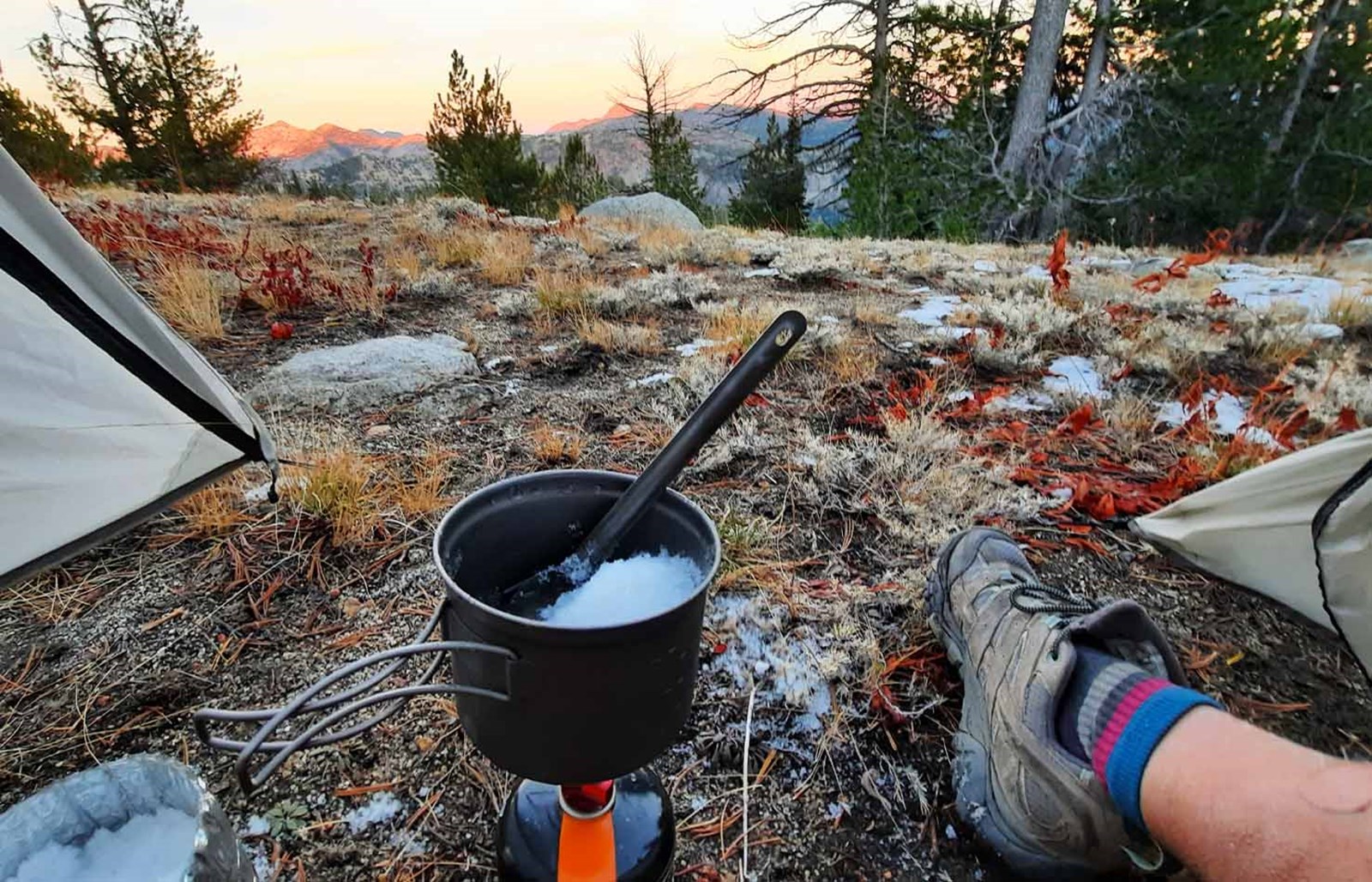 Toaksgryde i brug over en lille gasbrænder i en teltapsis.