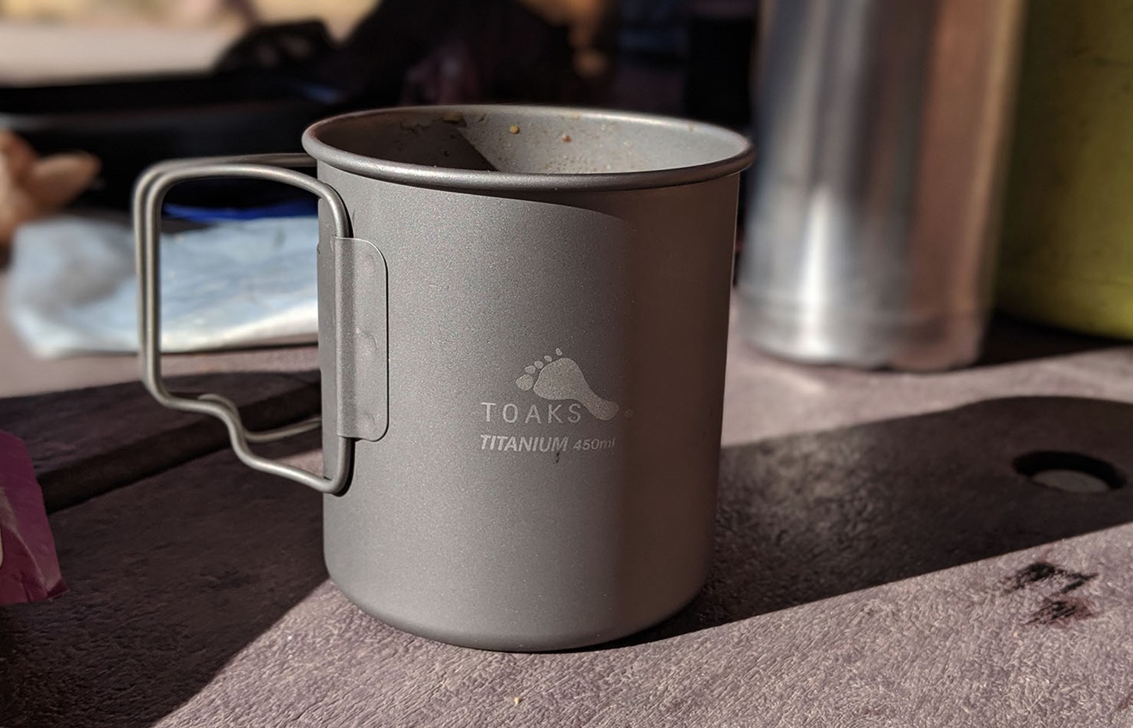 En titaniumskop i 450ml på et bord.