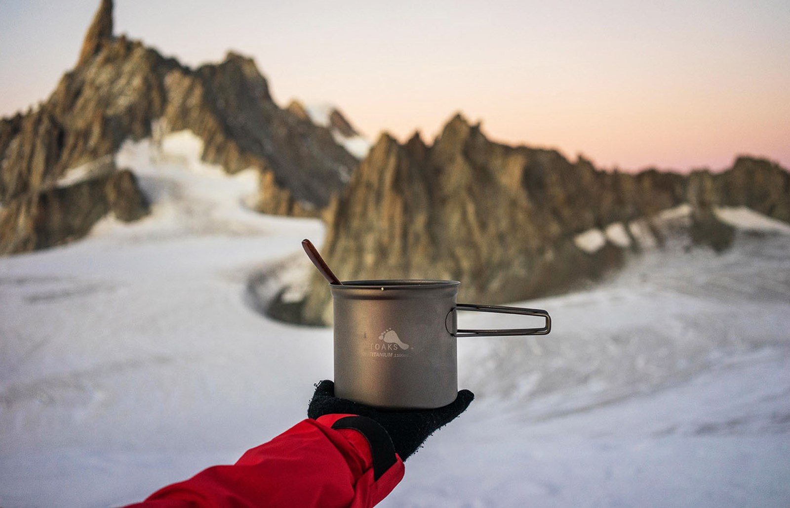 En stor Toaks kop med mad i, med bjerge i baggrunden.