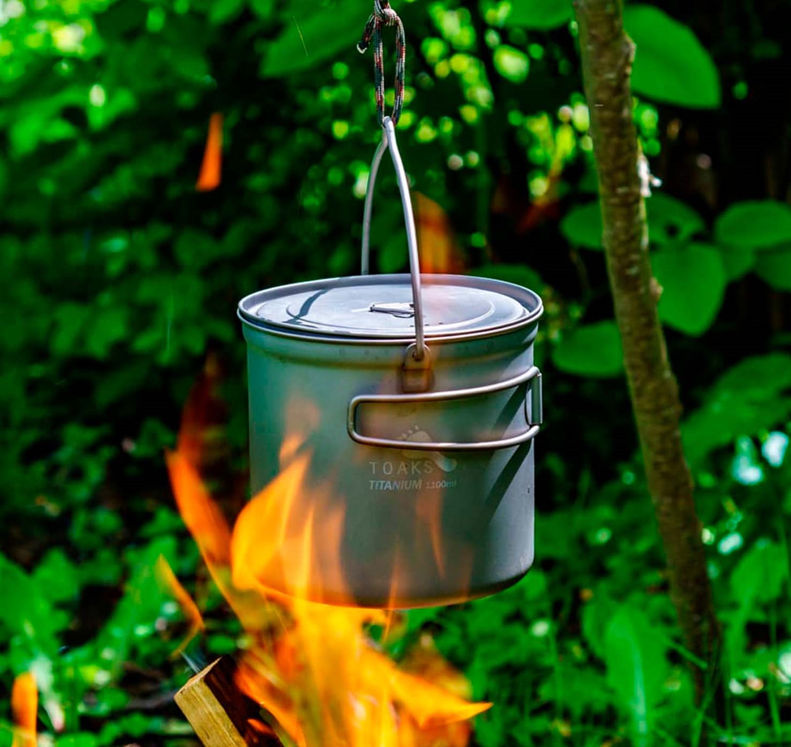 Toaksgryde, der hænger over flammer.