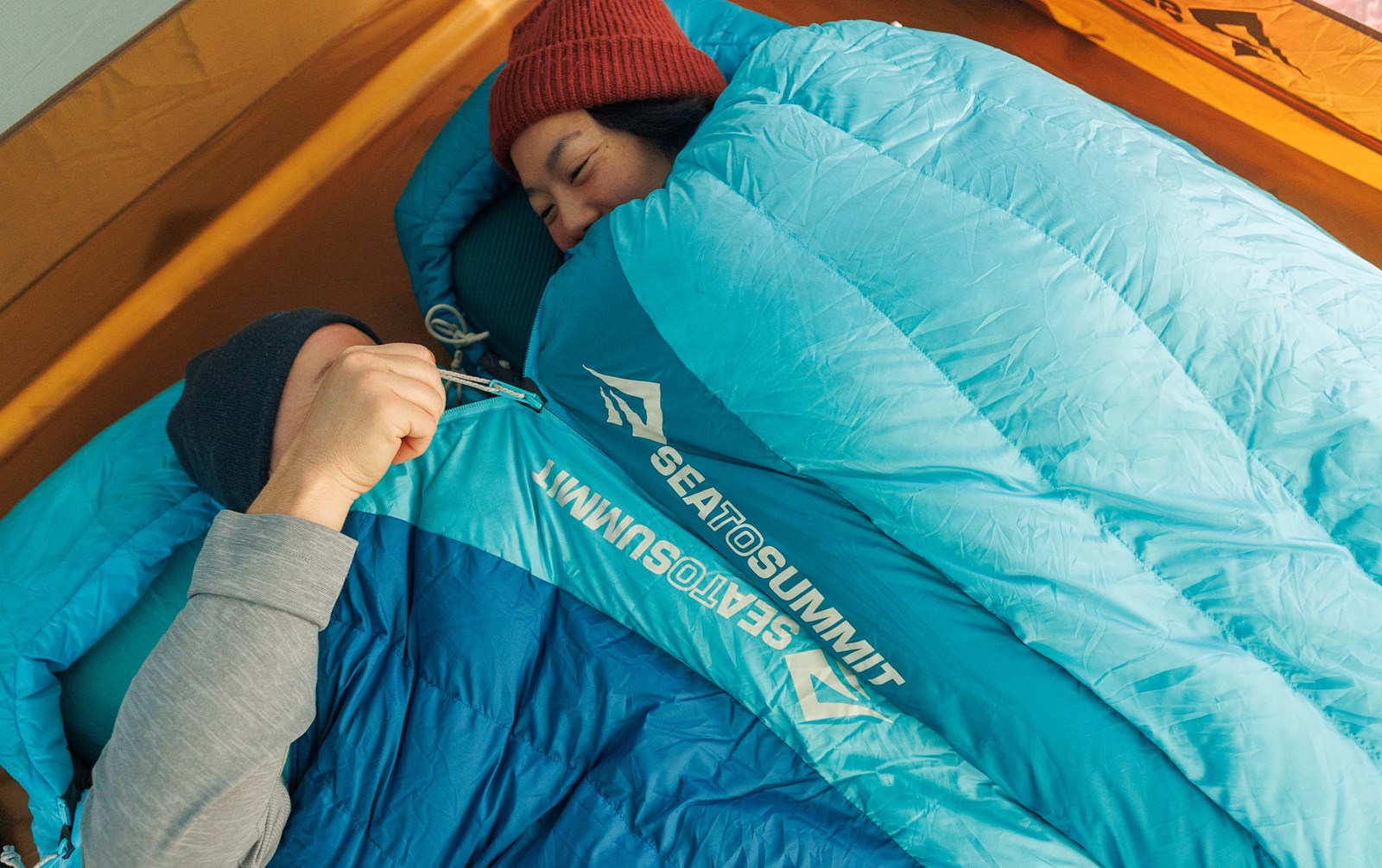 To personer i en sovepose